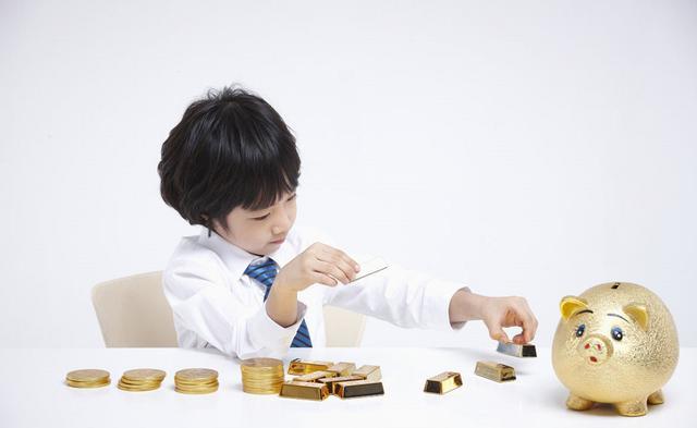 河南00后大学生返校，化肥袋子装行李惹争议，老师：结实，不丢人