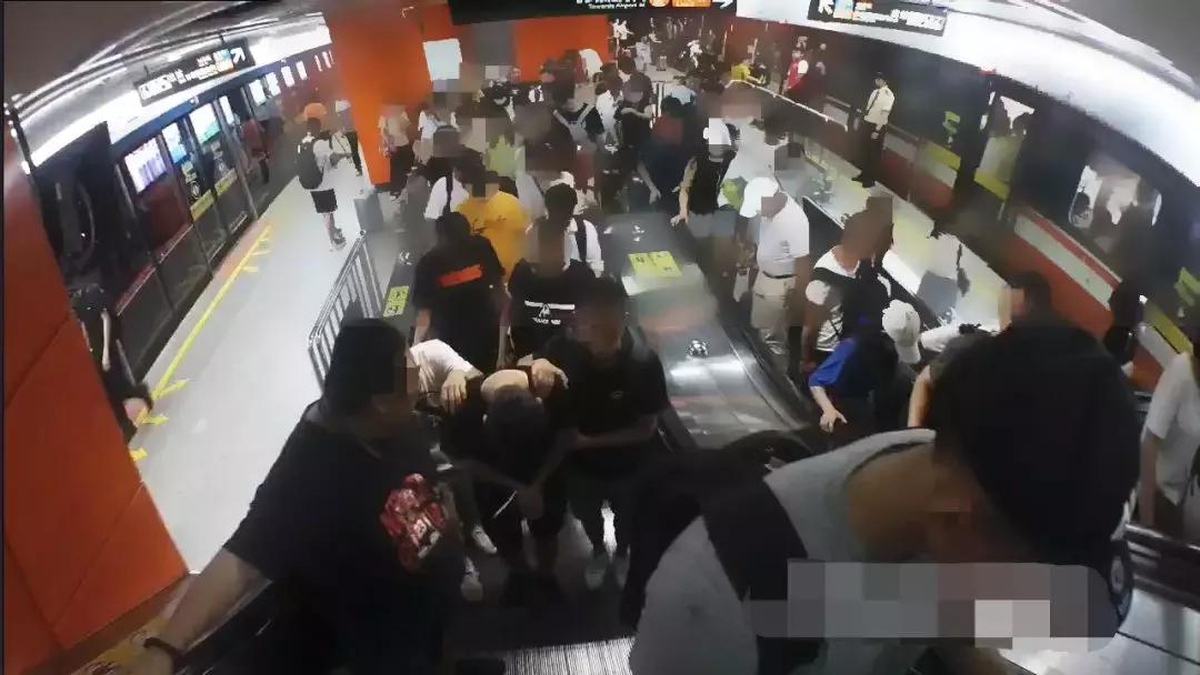 女子地铁霸气抓男子,霸气女警地铁抓人