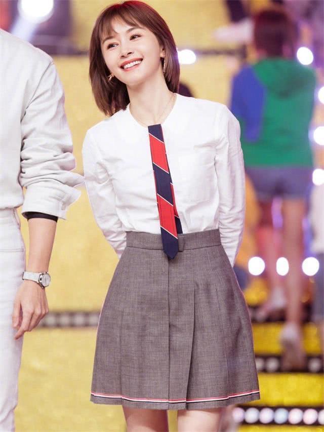 圆脸大脸发量少软女生适合的发型,适合脸大圆脸可扎可披的直发