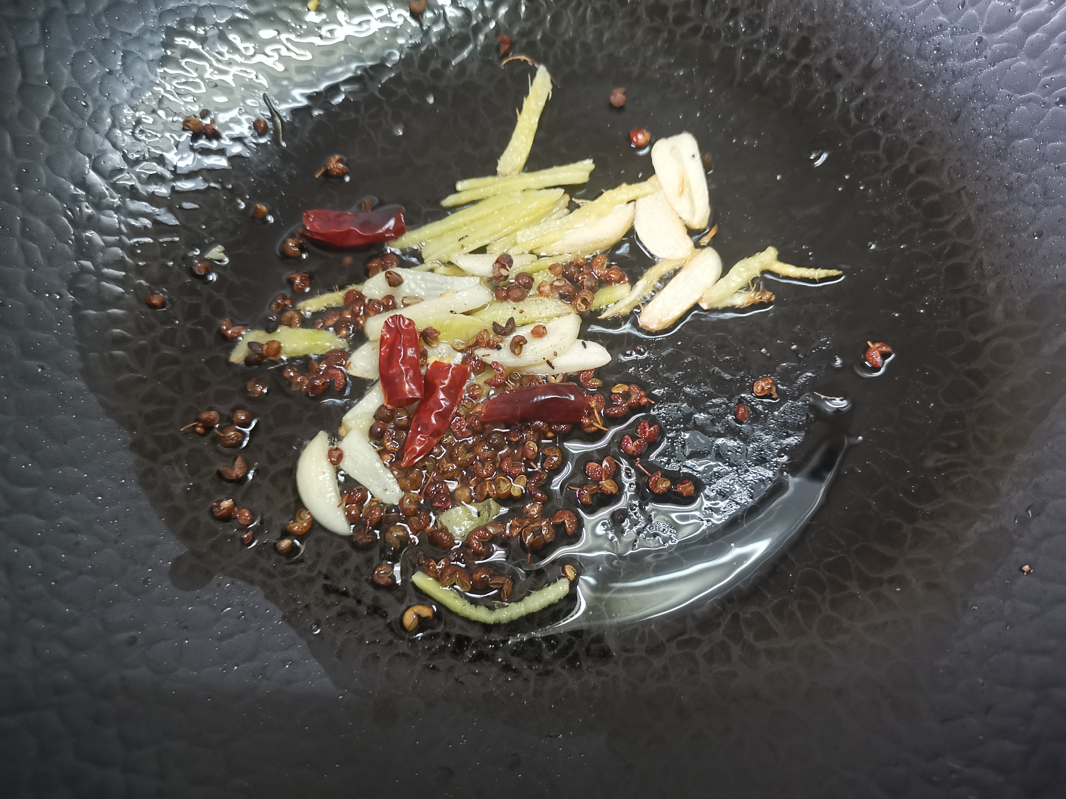 别去吃麻辣烫了教你家常的做法,自己在家怎么煮麻辣烫吃