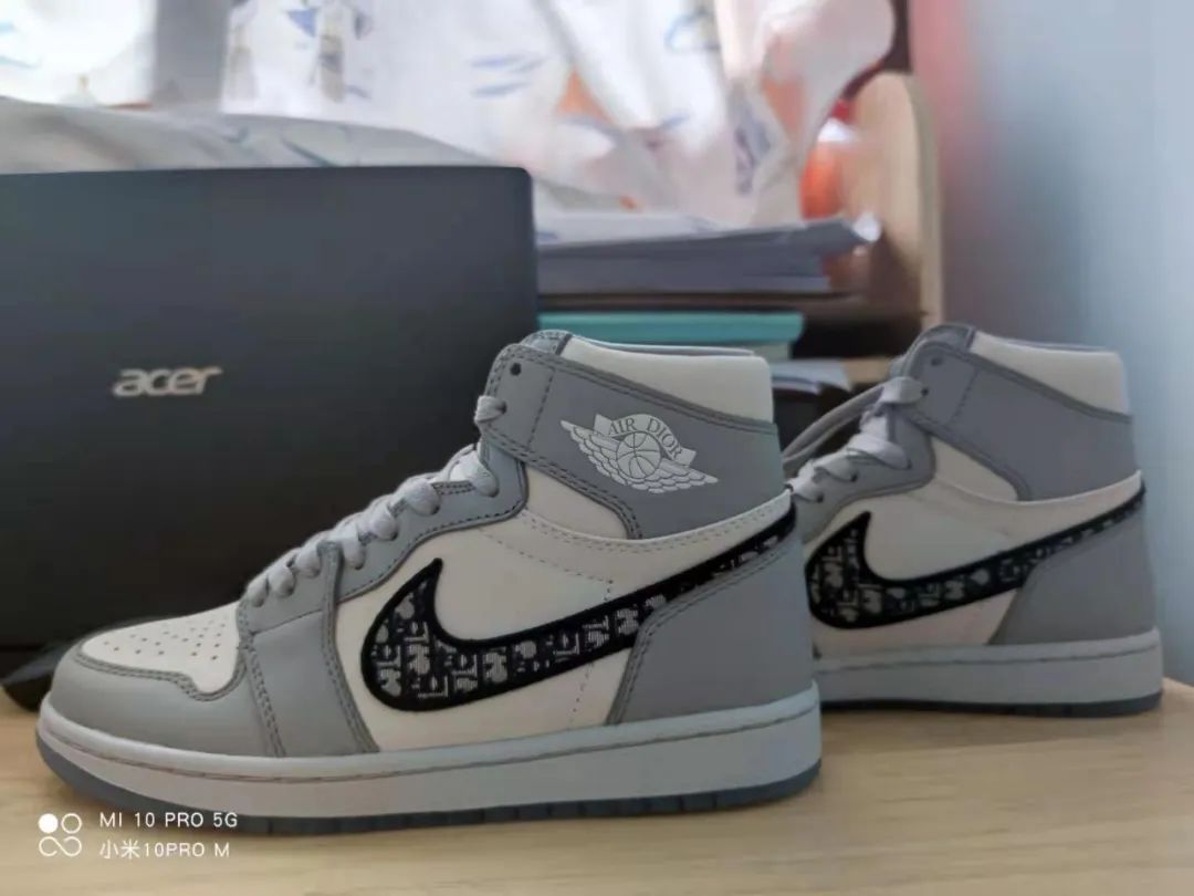 涨见识了!原来很多开宝马的都有一面鞋墙,穿的球鞋不上千就上万