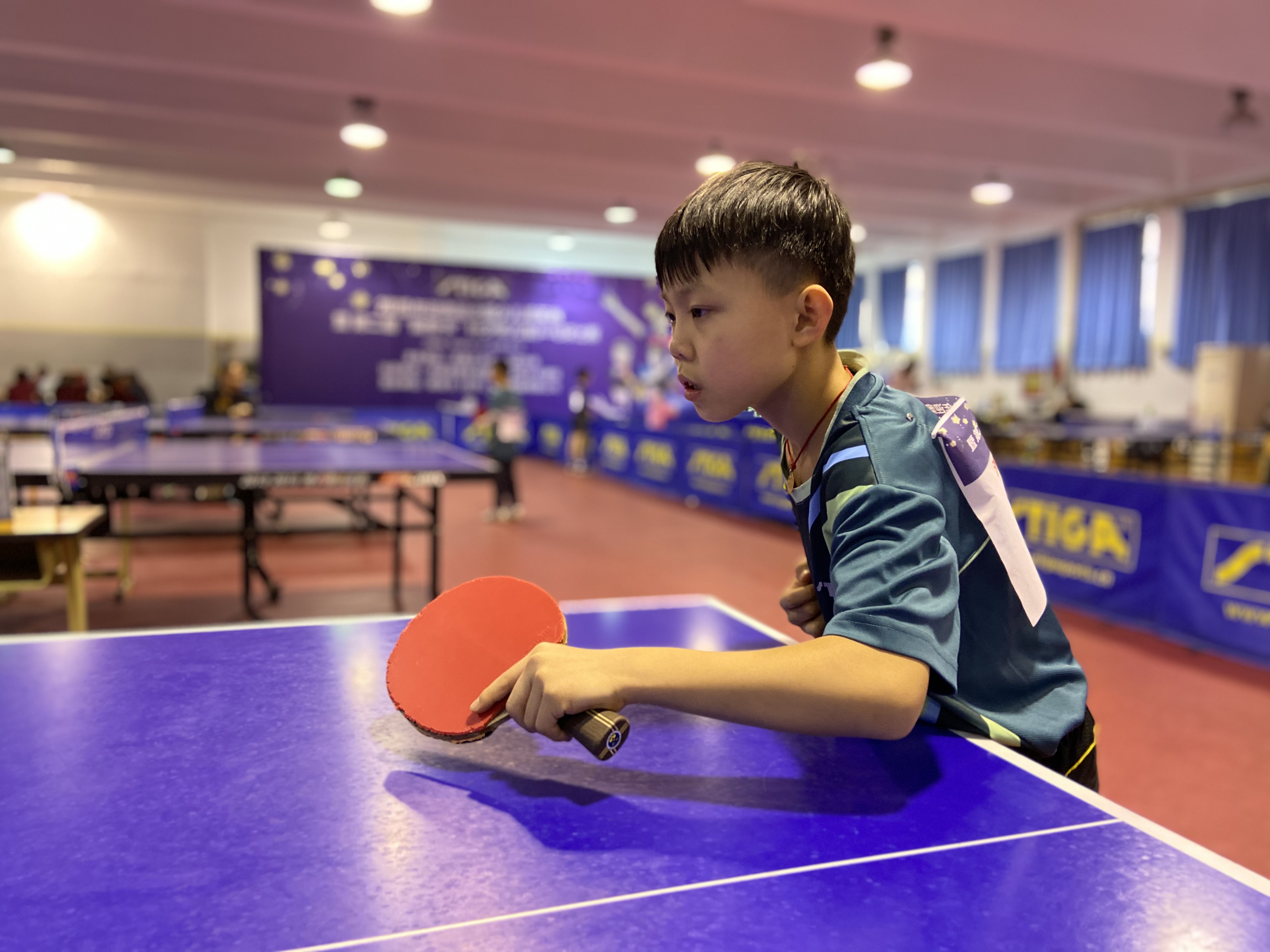 现在的小孩打乒乓球,现在的小朋友乒乓球打得好厉害