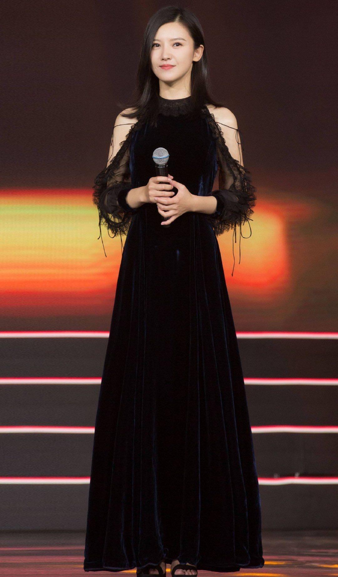 杨子姗复古穿搭,杨子姗白西装造型图