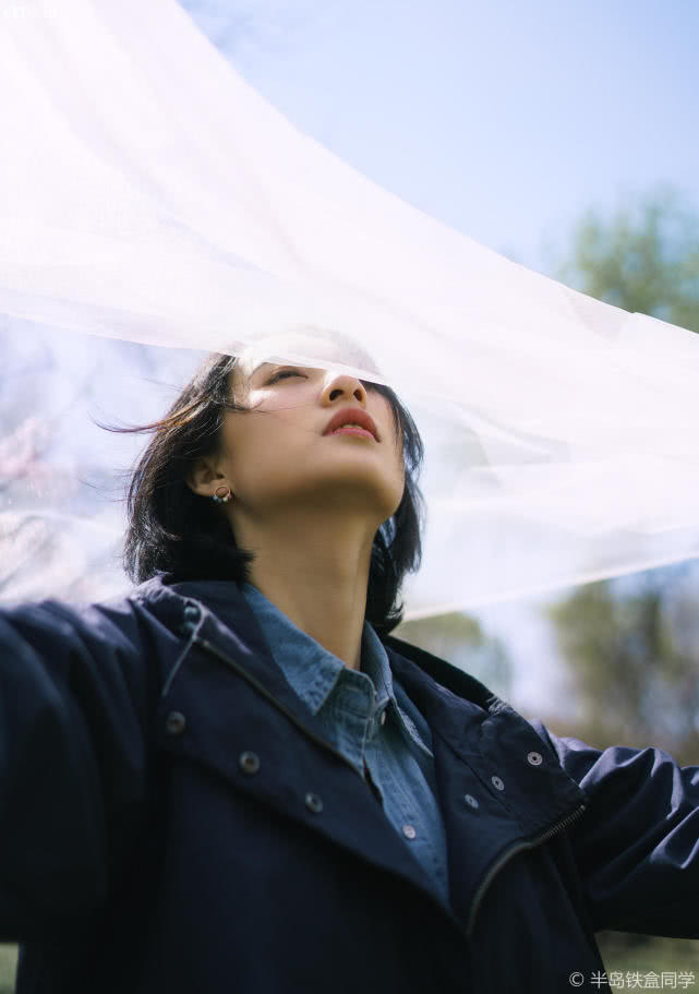 港风美人的在樱花树下的邂逅，感受春天情绪的蔓延