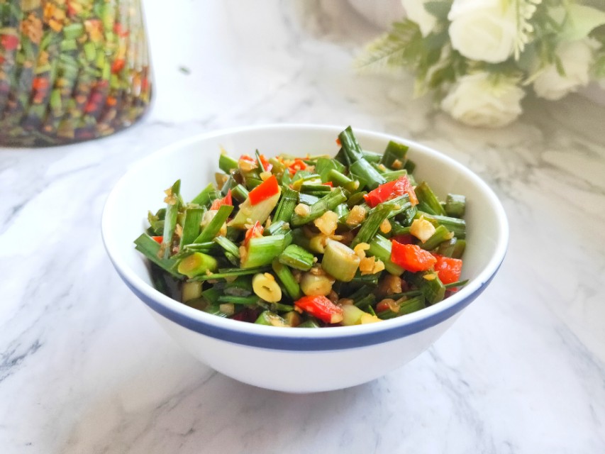 腌制蒜苔需要凉水慢泡吗,腌制又脆又好吃的蒜苔方法