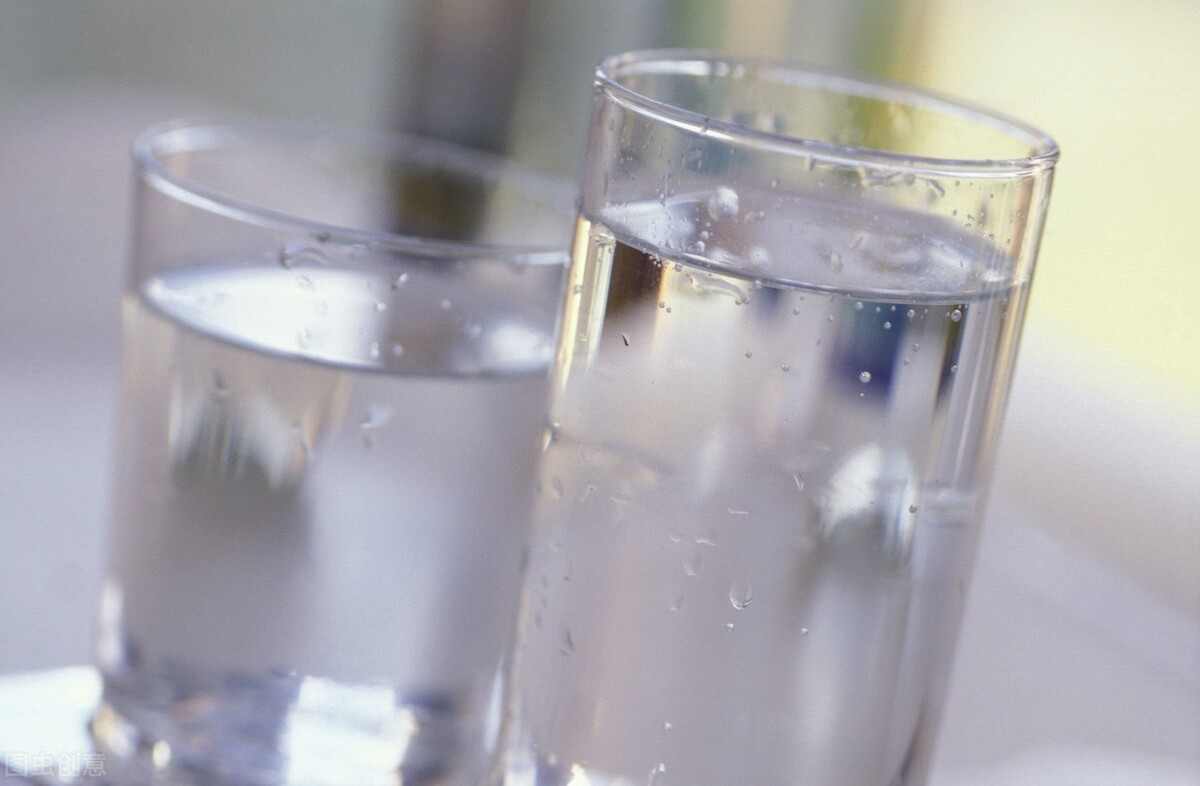 喝矿物质水好还是纯净水好,为什么要喝弱碱性矿物质水