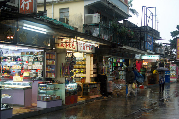 城市分界线内“宰客”，现成为卖假货的街道，游客谨慎选择