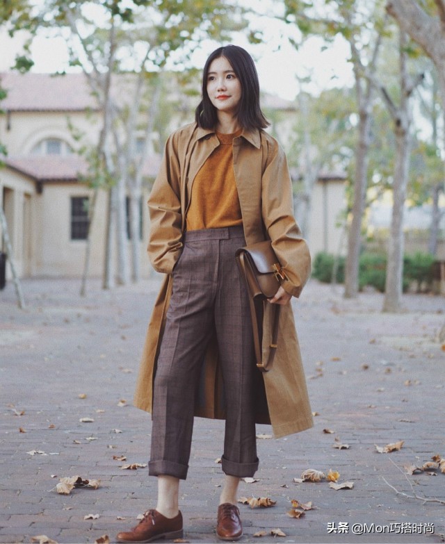 马丁靴风衣怎么搭配好看,黑色风衣搭配棕色马丁靴鞋
