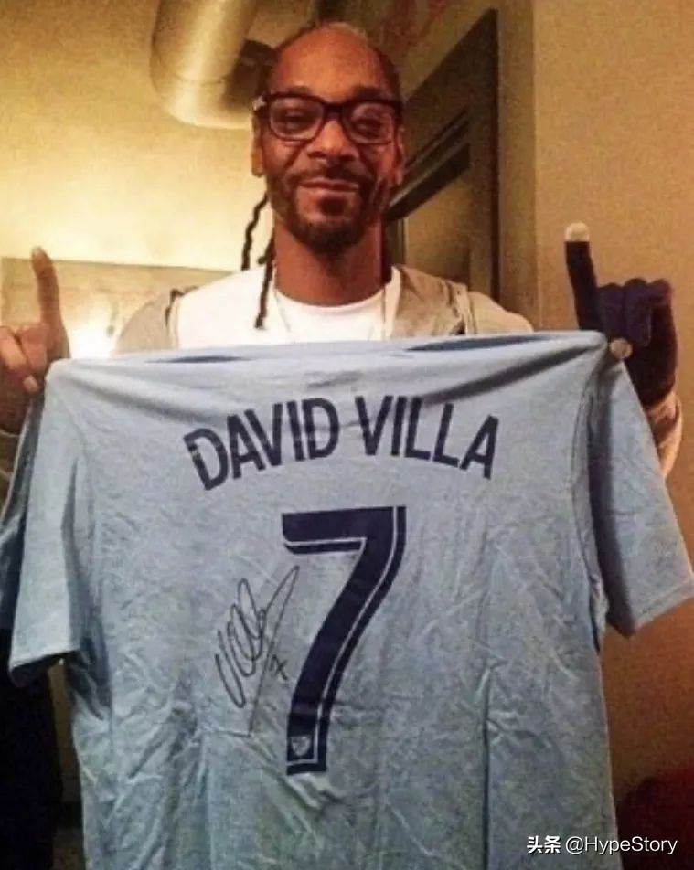 他是西海岸教父级的说唱歌手,也是足球圈最拽的球衣狂魔