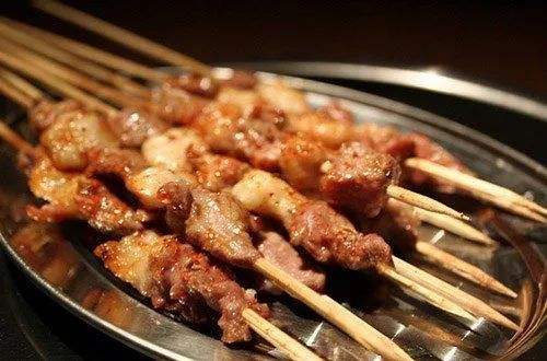 街道边五块钱一串的羊肉串靠谱吗,街边羊肉串10块5串是真的吗