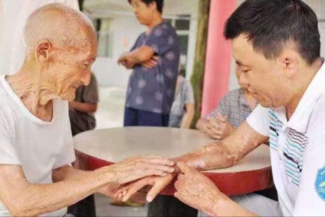 一对夫妻救下两名不慎落水的孩子,12年前翁婿大火救人