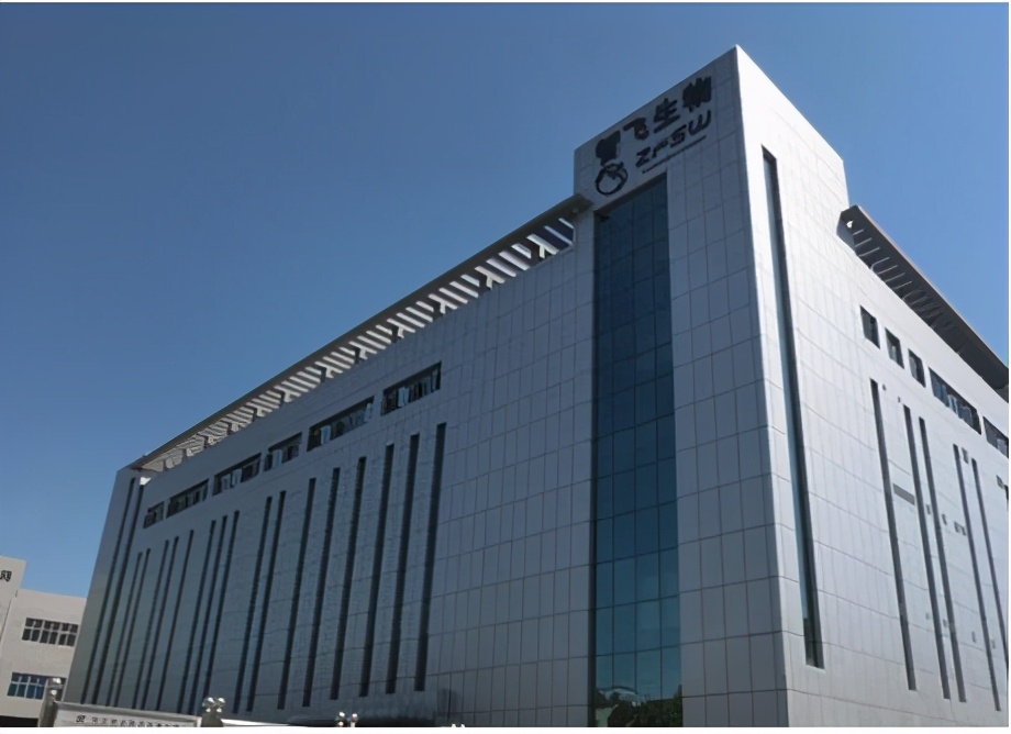 从乡村崛起的首富,从普通教师到中国首富