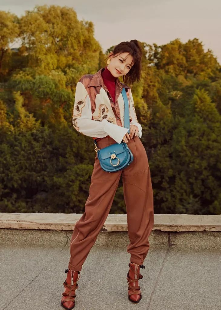 当代女生消费观名牌包,现代女士包