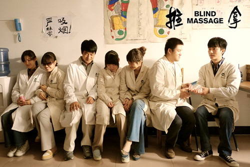 那么多小心试探的线索，那么多静水流深的情绪，原来我们都错过