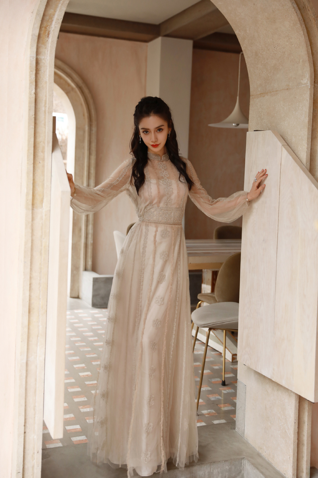 微博之夜杨颖杨幂讨论热巴,微博之夜迪丽热巴与邓超