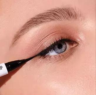 美宝莲和玛丽黛佳定妆粉哪个更好,美宝莲和玛丽黛佳口红哪个好