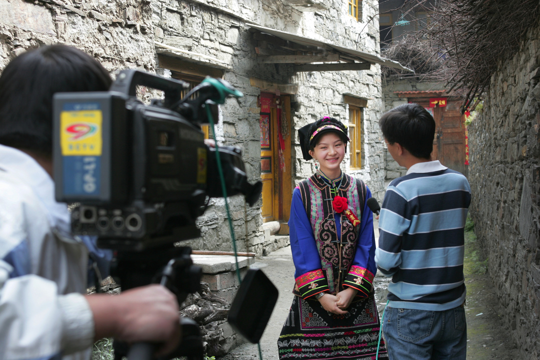 粉丝送豪宅、出画册、堵国道:曾经比丁真还火的“天仙妹妹”,15年后回看网红路,感觉读书才是最重要的