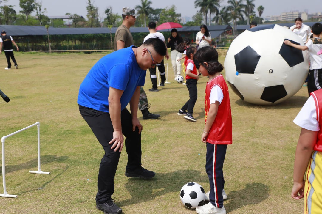 亲子足球嘉年华广州上演,小学足球嘉年华亲子运动会