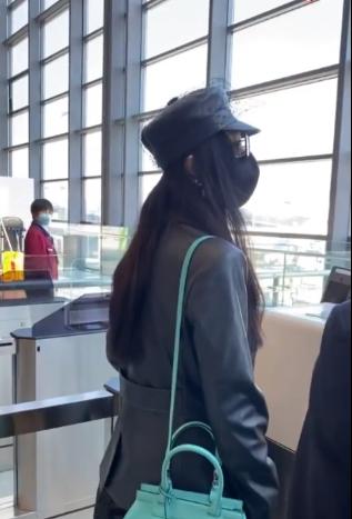 范冰冰穿宽松卫衣高调现身机场,范冰冰现身机场秀红宝石戒指