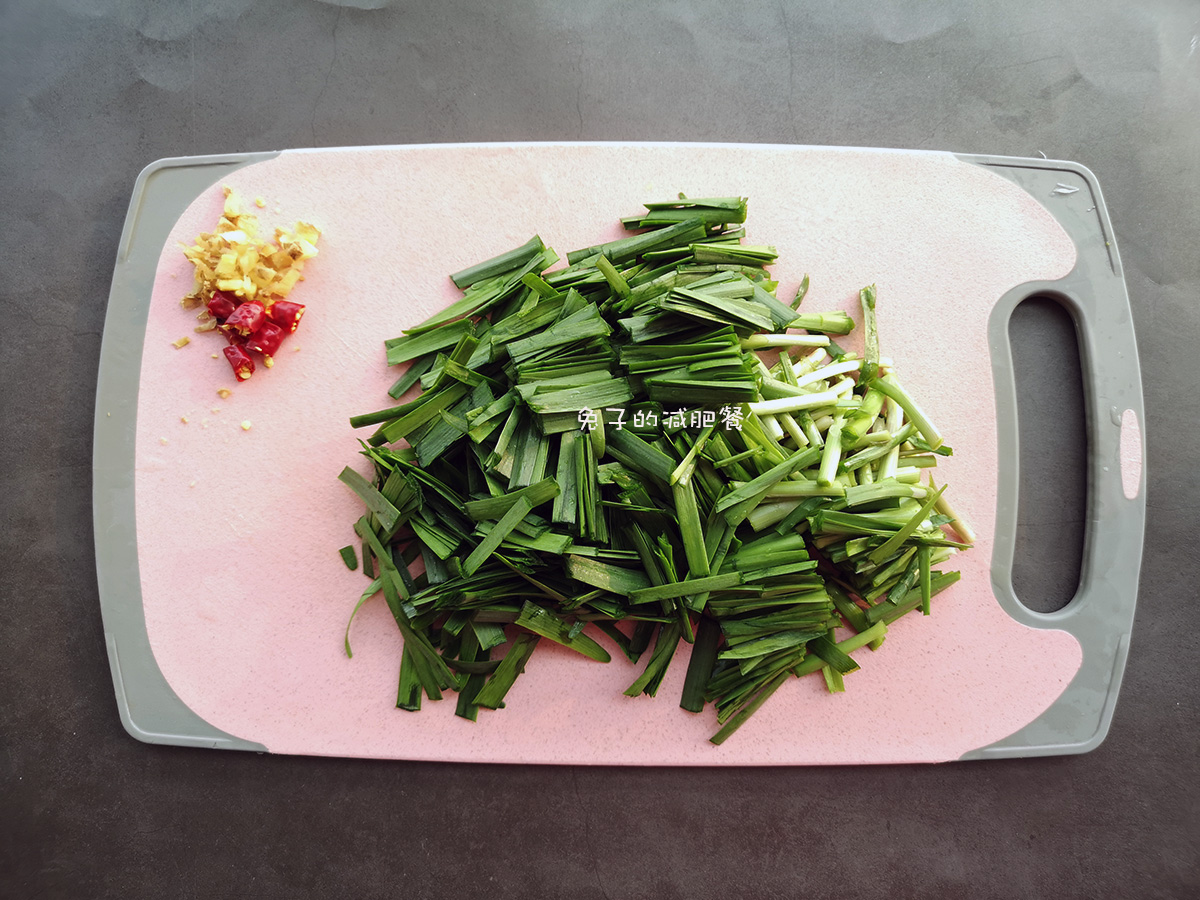 春天的紫根韭菜好吃不贵，和小虾炒一炒，比带鱼鲜，老爸的下酒菜