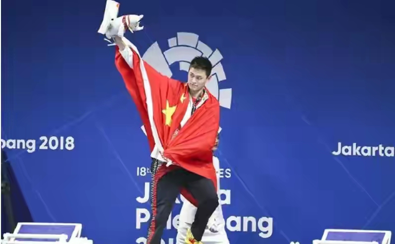 巴西男足拒穿领奖服的原因,两不得罪权衡利弊