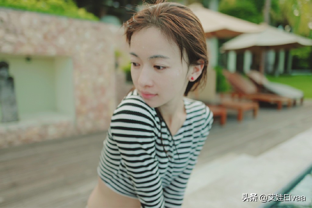 吴谨言半扎丸子头,吴谨言丸子头高领衫出席活动