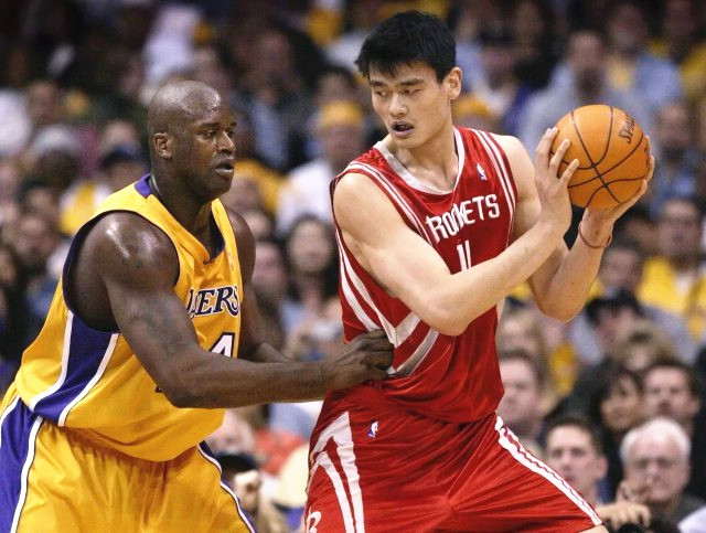 美媒重排历史前十中锋：姚明遗憾落选，张伯伦第5，前3无悬念