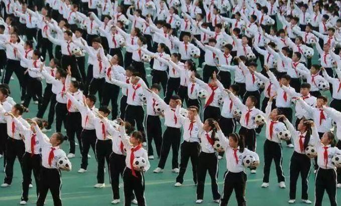 这玩意儿你管它叫足球？别出来丢人现眼了！怪胎足球操终于被取缔