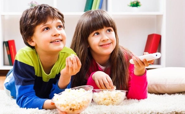 孩子好奇触摸*处私**，是对身体的探索，父母的态度决定他对性的认识