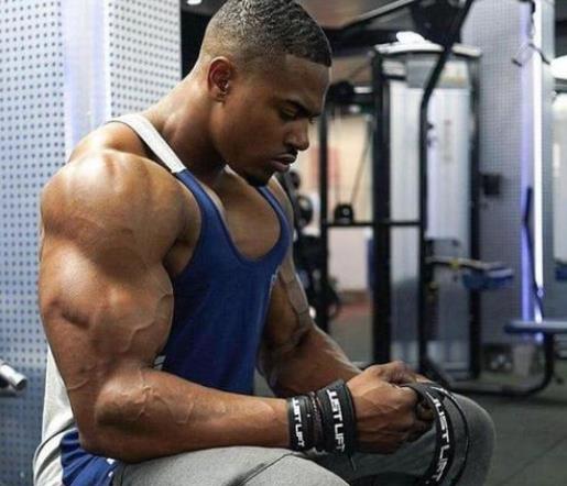 很细的手臂如何练肱二头肌和胸肌,几个动作让胳膊变长