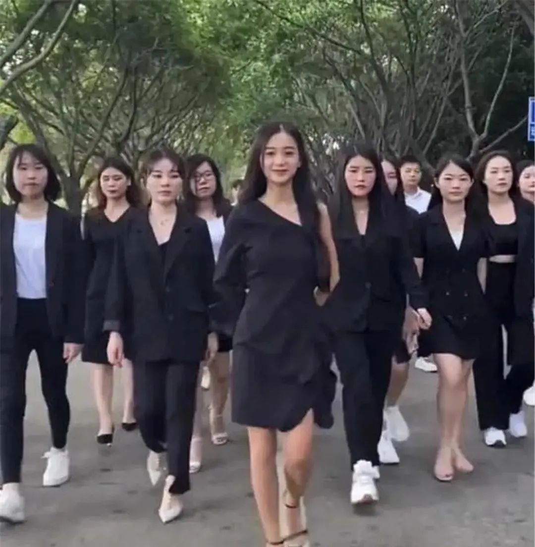 00后居然都进工厂流水线组装iPhone了