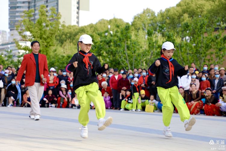 洛阳牡丹广场：*疆新**舞大联欢