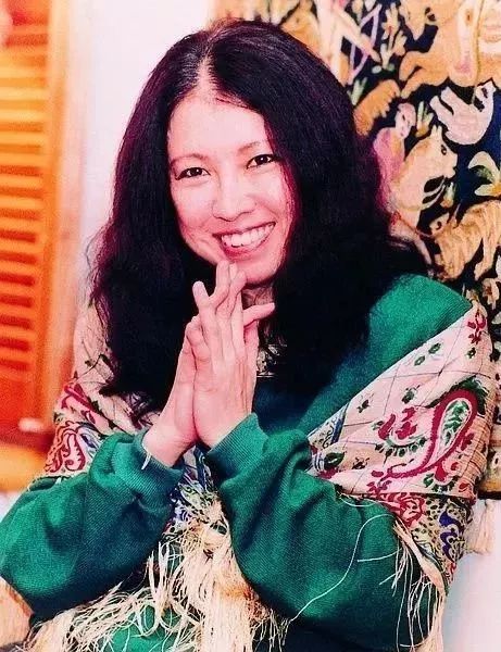 三毛：你是我们幻想的那片诗与远方，开在荒漠里的繁花，生日快乐