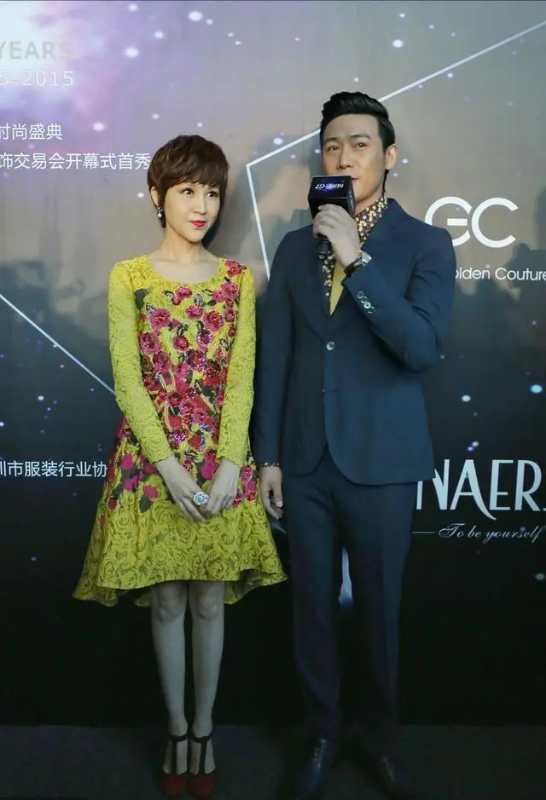 鲍蕾穿黄裙好看吗,鲍蕾穿黑色西装皮鞋