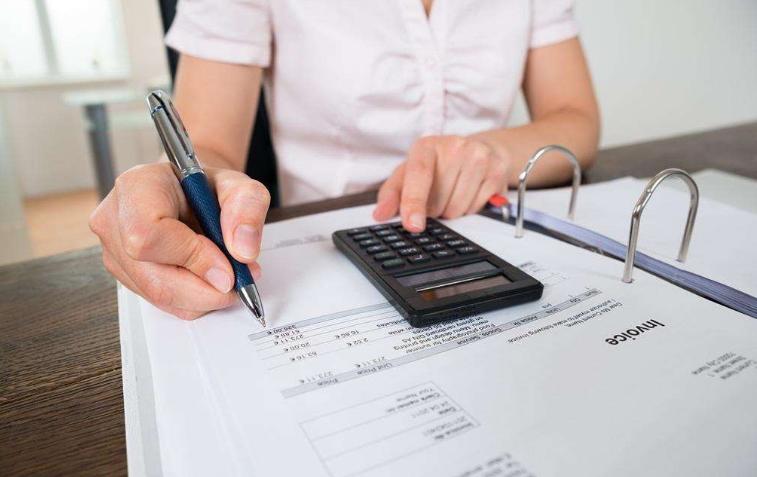 面试被问会不会做假账,面试怎么回答做出纳不做会计