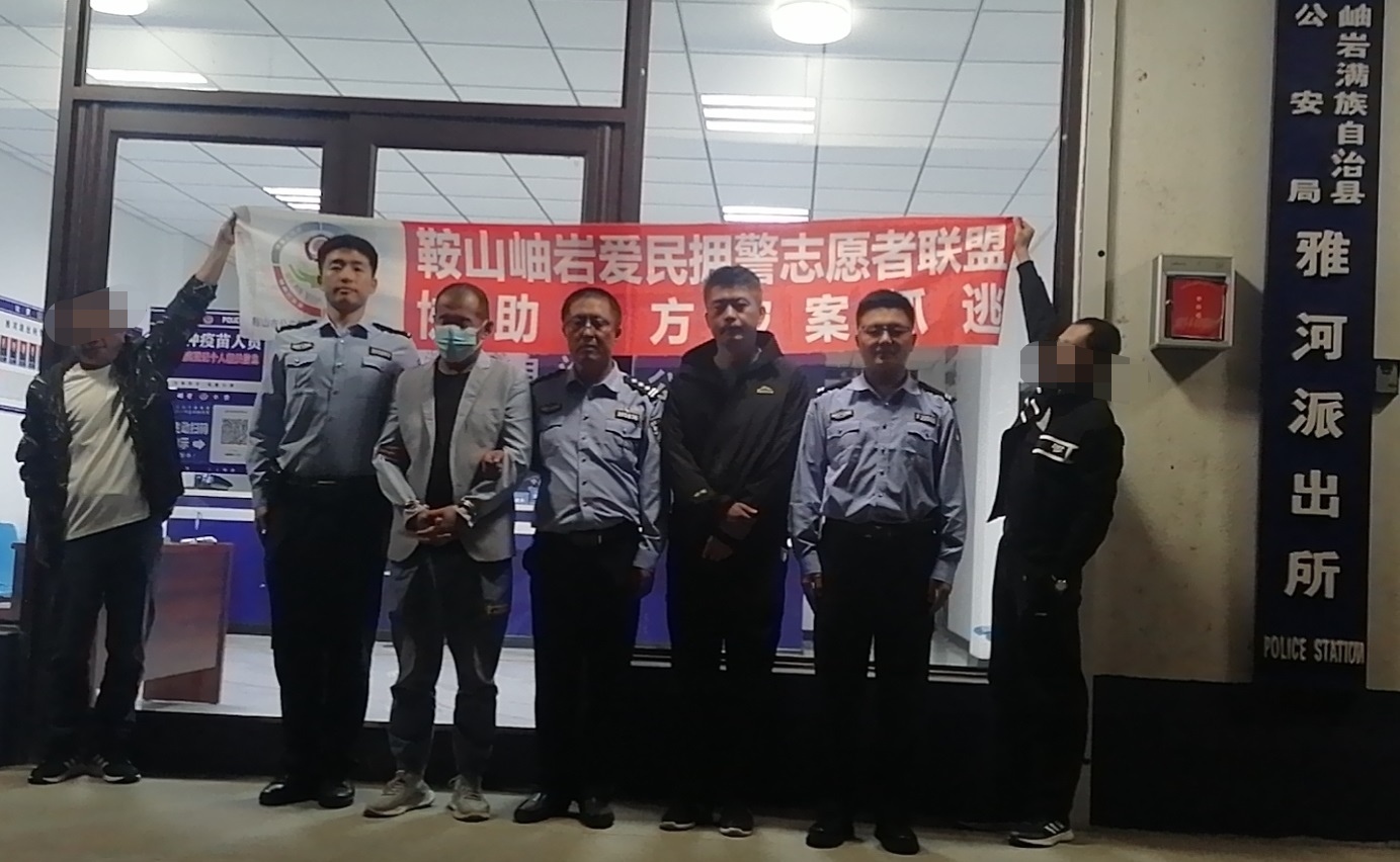 上一秒口若悬河下一秒表情凝固玉器主播直播时被抓了