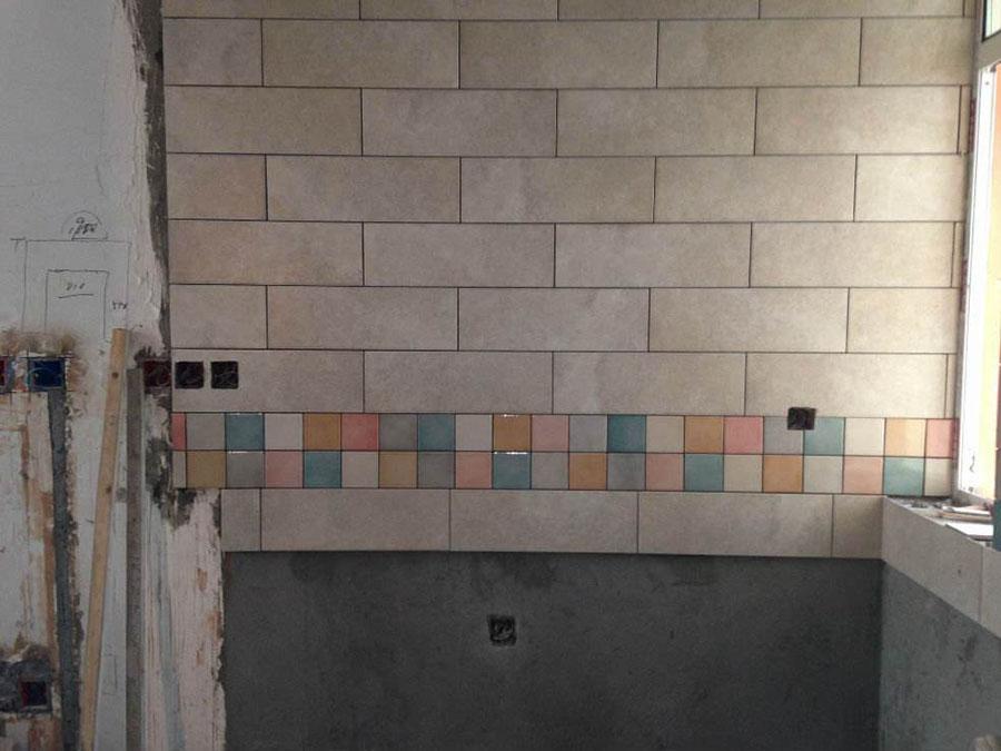 铺地暖的地砖非要刷瓷砖背胶吗,师傅说地砖刷背胶