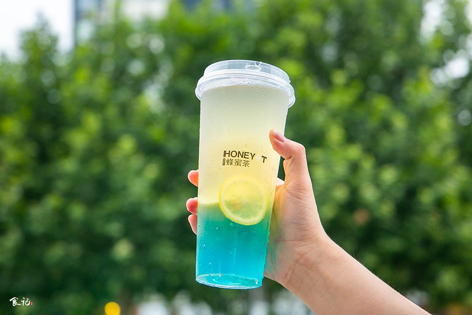 在人民路上喝了杯爆款「蜂蜜茶」，还送我超萌杯套