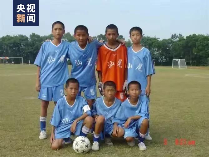 踢足球射门帅气视频,足球场上狂奔的男子