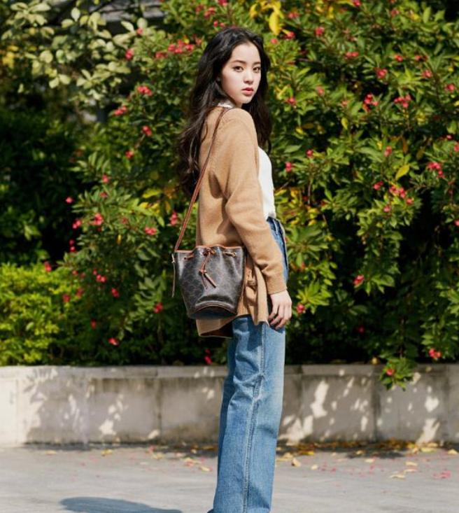 背包女双肩包时尚2022新款中年,中年男人背双肩包还是单肩包有范