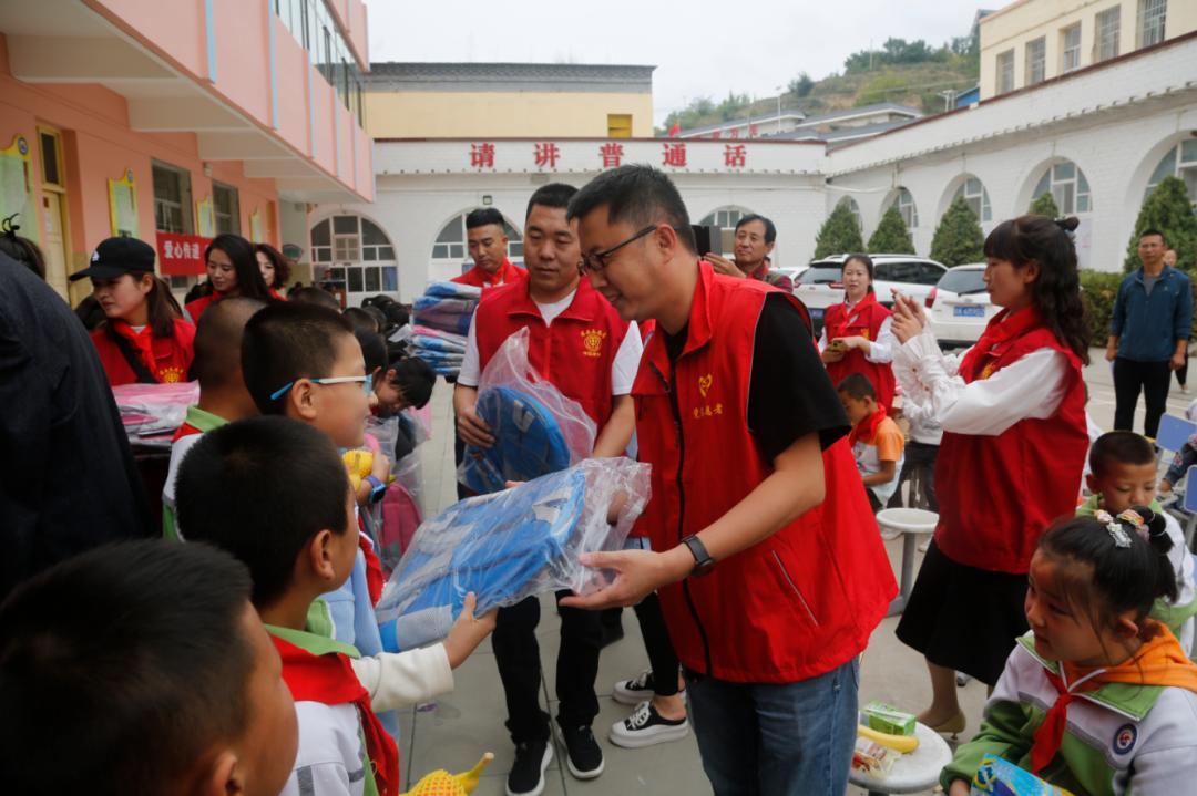 爱心团队助山区孩子圆梦,手拉手圆梦微心愿