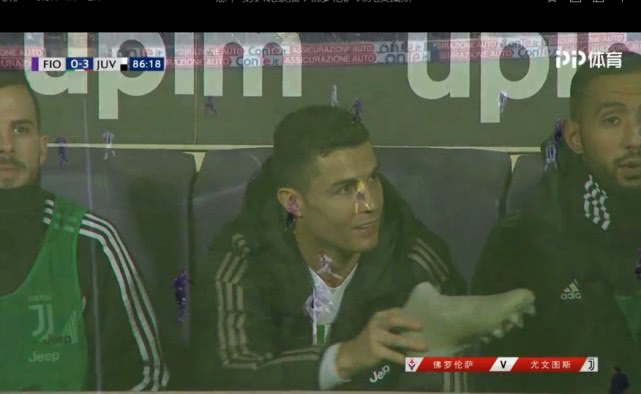 c罗里程碑之夜继续刷新纪录,c罗全场欢呼插兜走