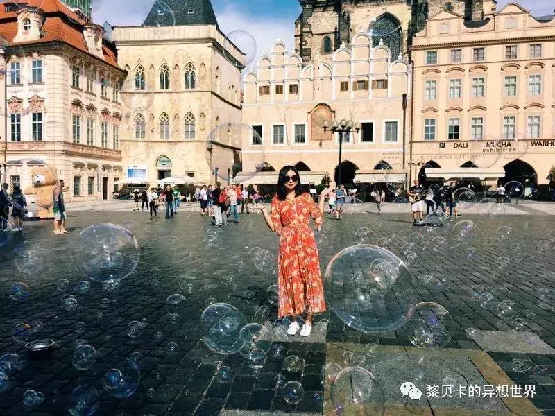 她们穿的连衣裙,她们穿的花裙子