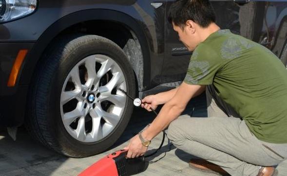 开车多年才明白，车内灰尘多别用毛巾擦，一个土法子，天天开新车