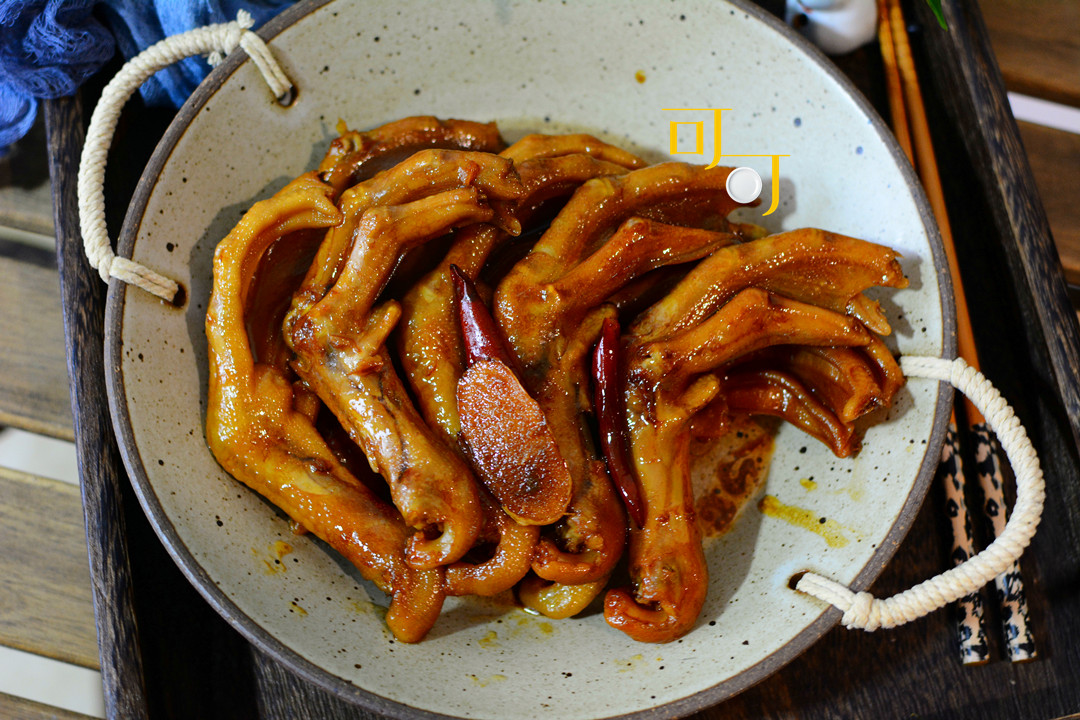 卤鸭掌当下酒菜很下饭,香辣无骨鸭掌一串