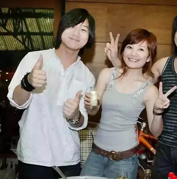 梁静茹离婚后再唱情歌视频,梁静茹离婚后首次露面完整版