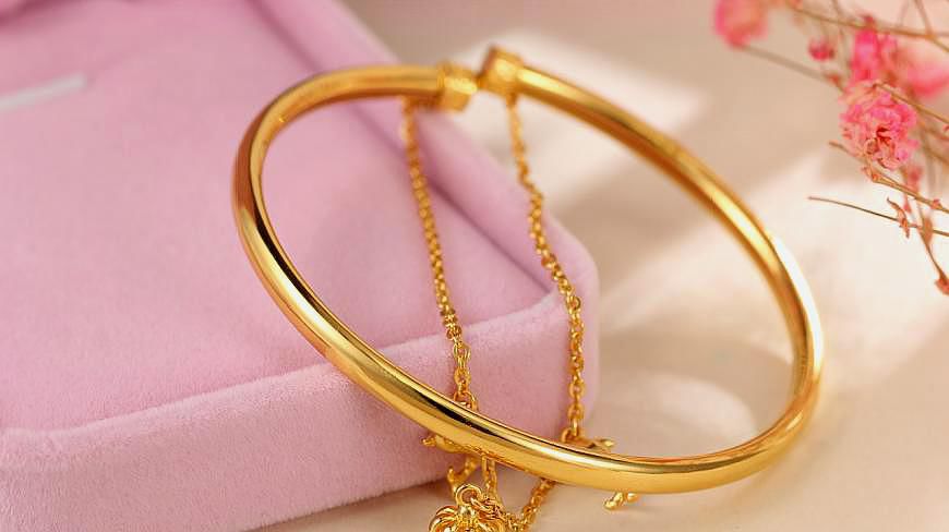 金手镯表面出现锈迹,金手镯发黑是纯度不够吗