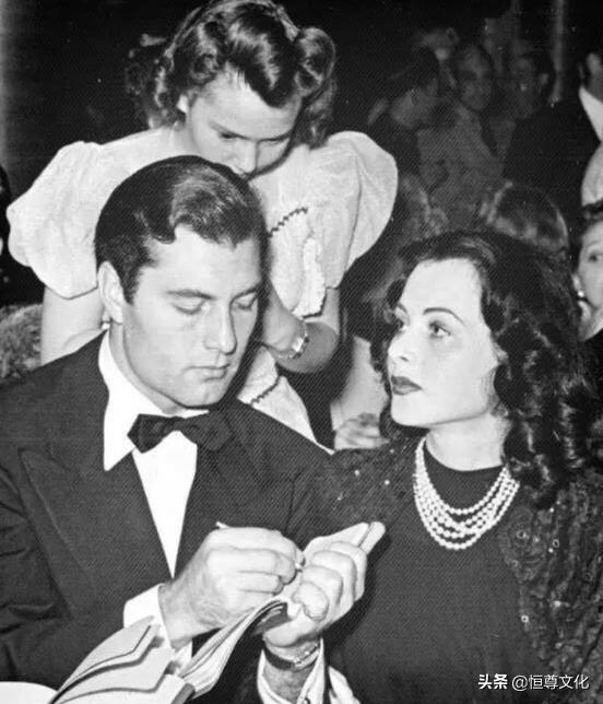 世界首位全裸女演员：嫁给*火军**商，研究无线电技术，竟成WiFi之母