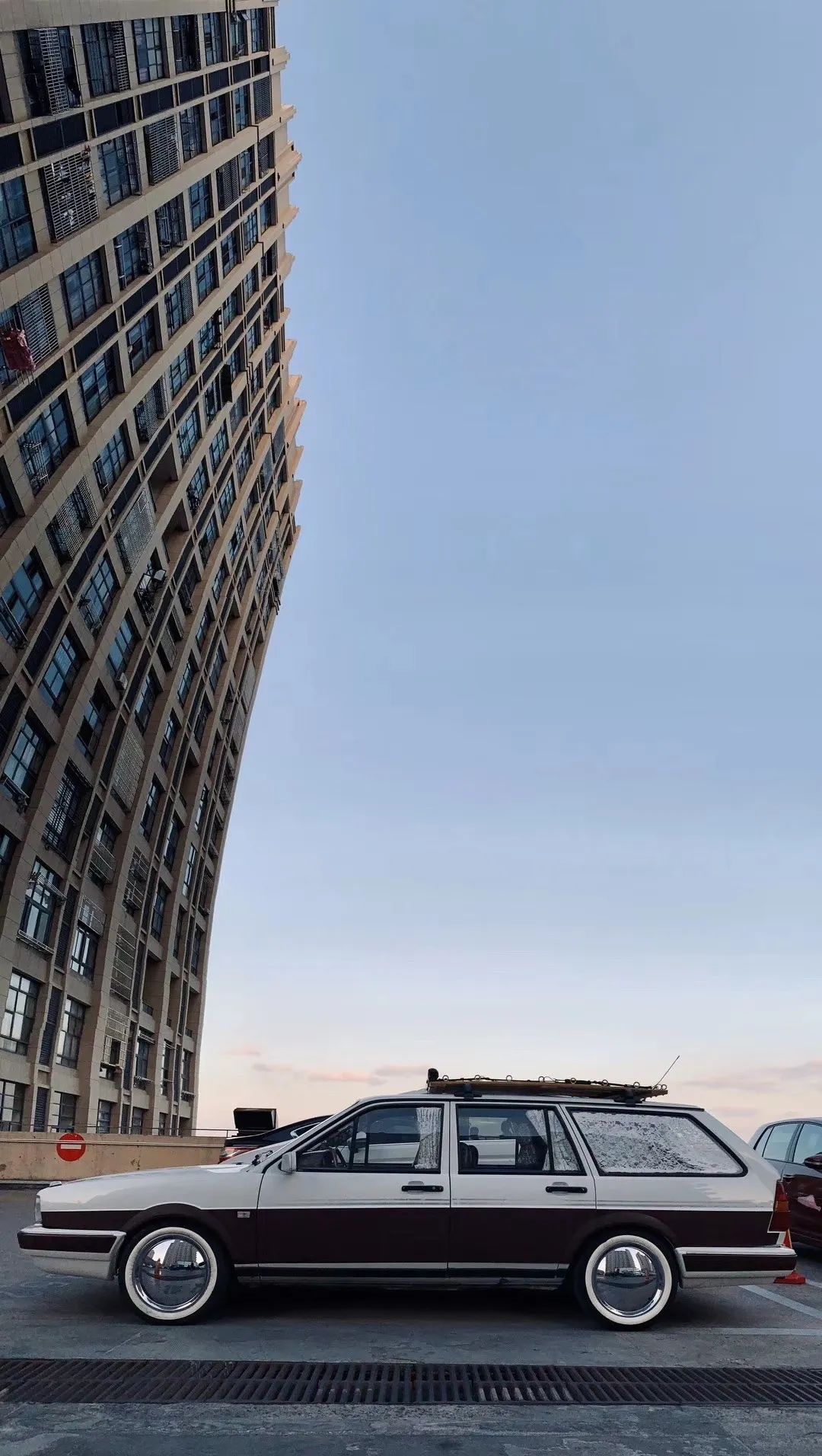 同时拥有好几辆摩托车,同时有多辆越野车