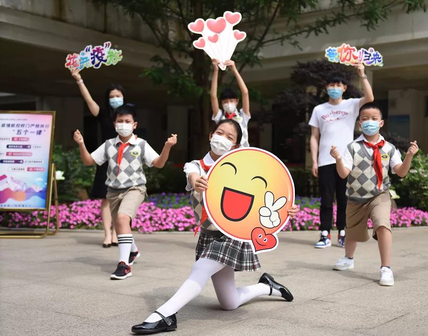 今天又有一批同学返校，来看师生们的自拍留念